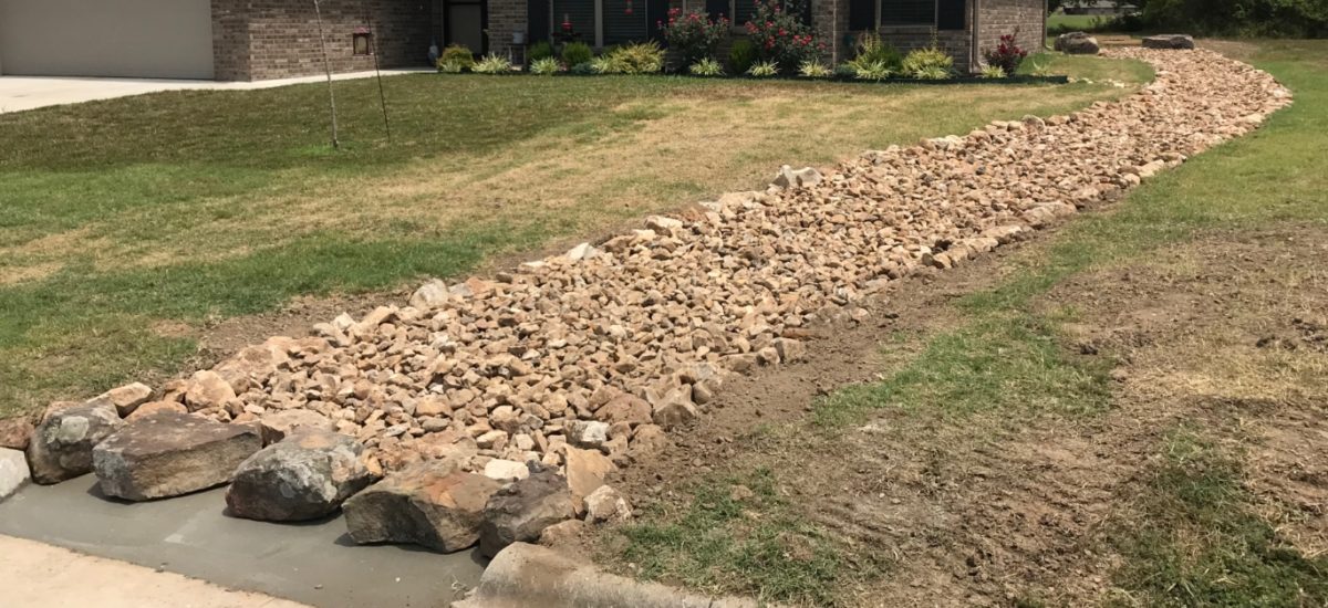 The Function of A Dry Creek Bed as a Beautiful Lawn Feature_2featured image